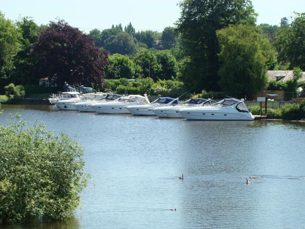 The Bridge Hotel Chertsey Εξωτερικό φωτογραφία